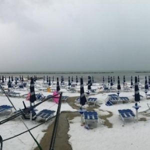 意大利海滩遭冰雹袭击