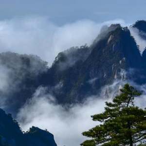 黄山现“瀑布流云”壮美景观