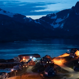 丹麦格陵兰岛东部小镇塔西拉克拍摄的日落后的景色