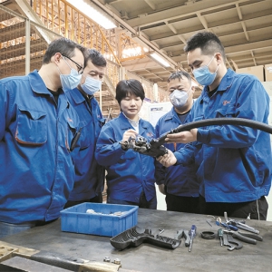 陕汽车身厂：立足设备维护 发挥“两个作用”