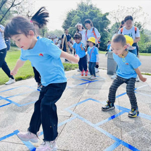 泸州市龙马潭区玉带河幼儿园开展上春山亲子体适能运动游戏节活动