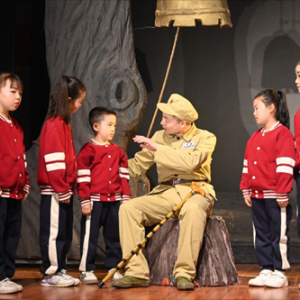 陕西省西安市：红色励志儿童舞台剧《战地红缨》西安首演在阎良区举行