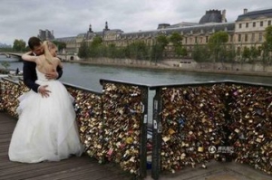 古桥不能承受爱情之重 巴黎移除45吨重“爱情锁”