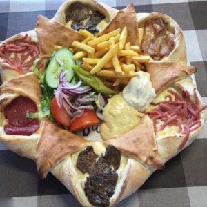 瑞典一披萨店推出可定制六角披萨爆红网络