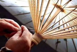 杭州祖孙俩的油纸伞情缘： 把传统手工艺带出国门