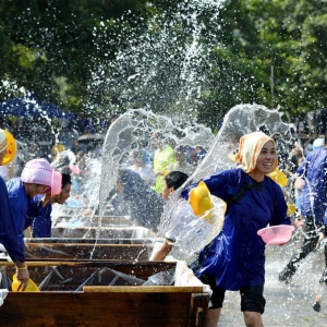 贵州侗寨举行“扁水”狂欢节