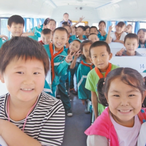 内蒙古加强校车安全管理 孩子们上下学更有保障