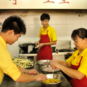 武汉“幸福食堂”：孝德文化融入“一粥一饭”