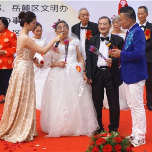 长沙：金婚老人过集体婚礼 全国道德模范分享最美家风故事