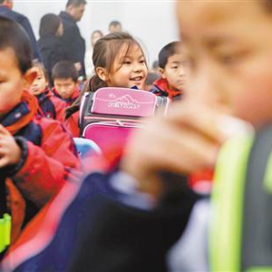 重庆“冬日针爱”走进涪陵 300名孩子有了新棉衣新文具