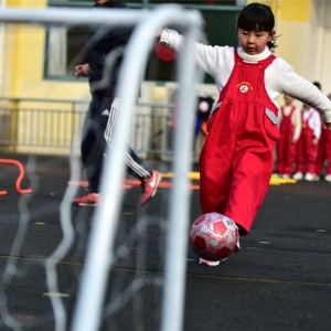 “娃娃足球”萌动幼儿园
