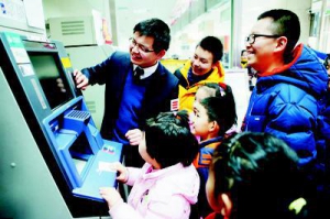 北京西城区为青少年发放《文明印记》社会实践记录本