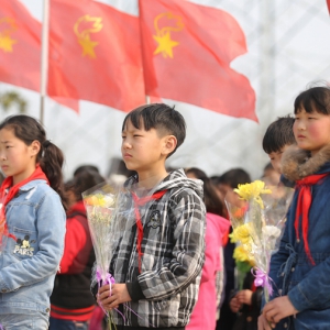 淮北市小学生清明时节祭英烈 弘扬爱国主义精神