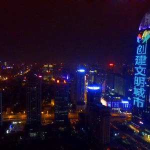 济南地标性建筑“齐鲁第一高”为创建文明城市亮灯