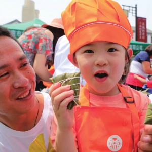 济南粽子文化节开幕 市民体验包粽子