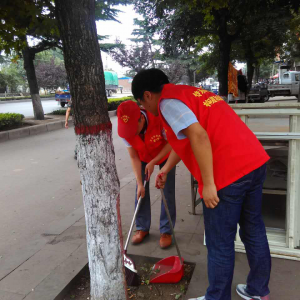 河南义马市：城市清洁志愿者在行动