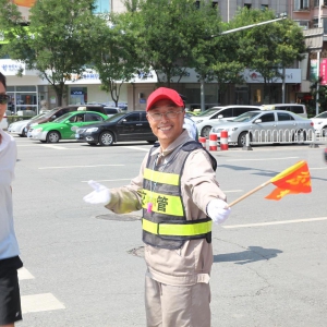 鞍山：郭明义参与创城志愿者执勤活动 为城市文明代言