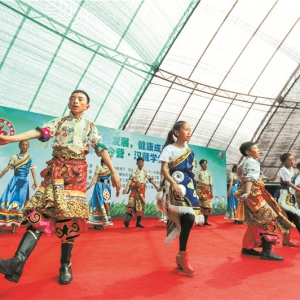 四川“汉藏学生手拉手”特色夏令营在成都开营