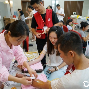 杭州市民冒高温为伤员献血