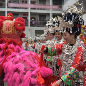 湖南凤凰县举办龙狮会 苗族群众舞狮玩年闹新春