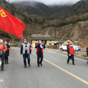 四川汉源：党员志愿服务队旗帜飘扬在疫情防控战线