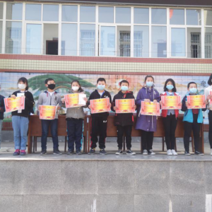 平昌县土兴小学召开六、九年级第一学月检测表彰大会