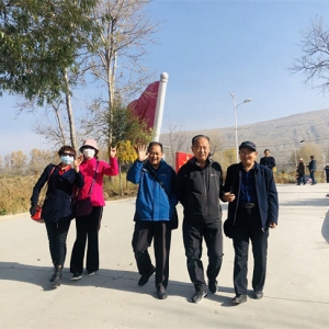 海南州税务局开展“健步重阳节，青春永相伴”徒步活动