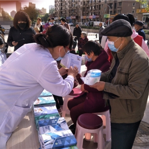 太原市人民南路社区开展“迎重阳 维权益 防疫情”活动