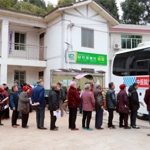 三台县中医院：体检车开进村，让老百姓享受一站式体检服务