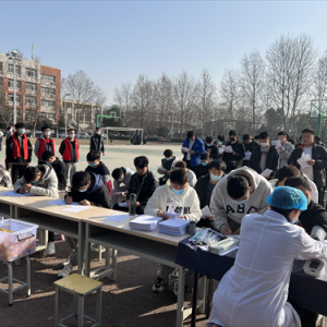 漯河技师学院志愿者开展“争相学雷锋，奉献新时代”无偿献血活动