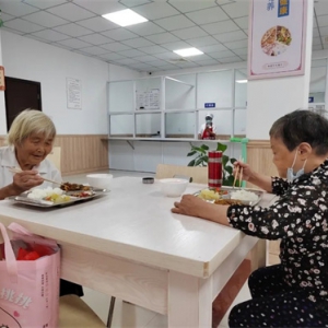 安徽省黄山市：“老年食堂”吃出幸福味