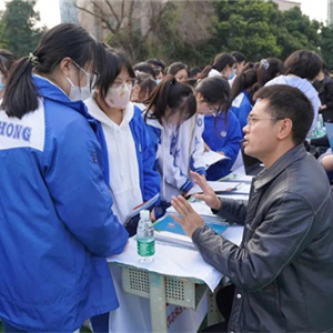 全国知名高校巡展暨现场咨询活动在成都八中举行