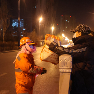 青海省西宁市：200多份热气腾腾的饺子暖到了环卫工人的心坎上