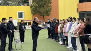 泸州市龙马潭区玉带河幼儿园开展反恐防暴演练活动