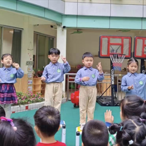 泸州市铜店街幼儿园开展升旗活动