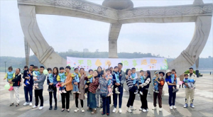 泸州市铜店街幼儿园长江畔开展亲子春游活动