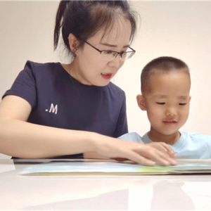 成为绘本主角 温江区实验幼儿园萌娃会读书会模仿